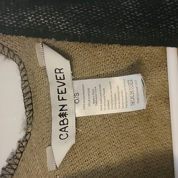 Cabin fever poncho. 100% acrylic. - Picture 3 of 6